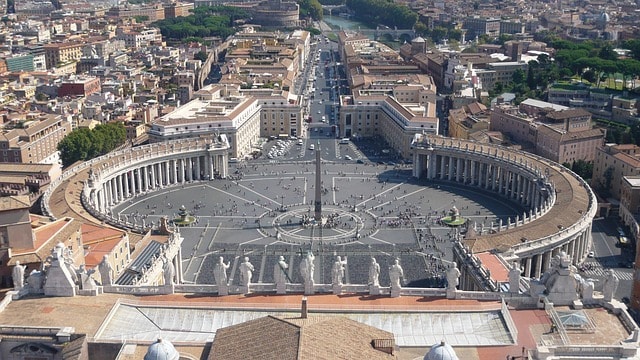 Vue dégagée sur la place Saint Pierre à Rome.