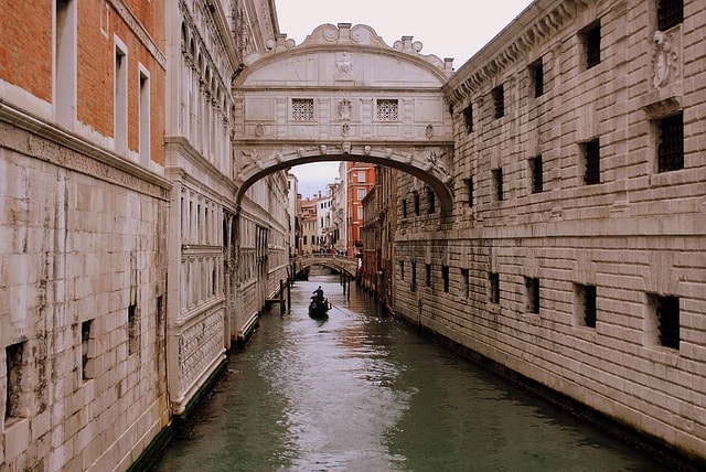 Le pont des soupirs, rebaptisé pont des amoureux à Venise.