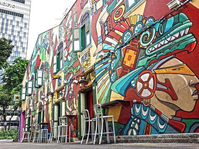 Batiment orné de plusieurs dessins très colorés caractéristique du quartier de Haji Lane à Singapour.