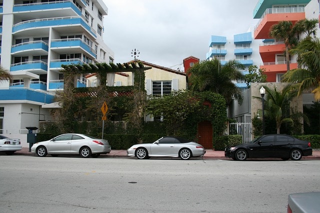 Immeubles colorés dans le quartier branché d'Ocean Drive : un des lieux à visiter à Miami.