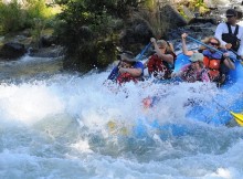 Personnes réalisant du rafting sur les rapides.