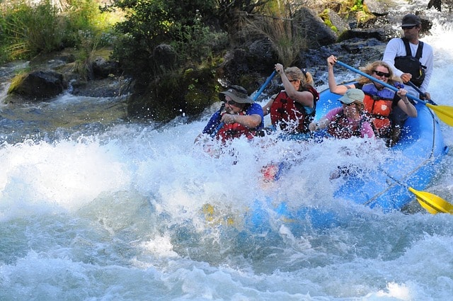 Personnes réalisant du rafting sur les rapides.