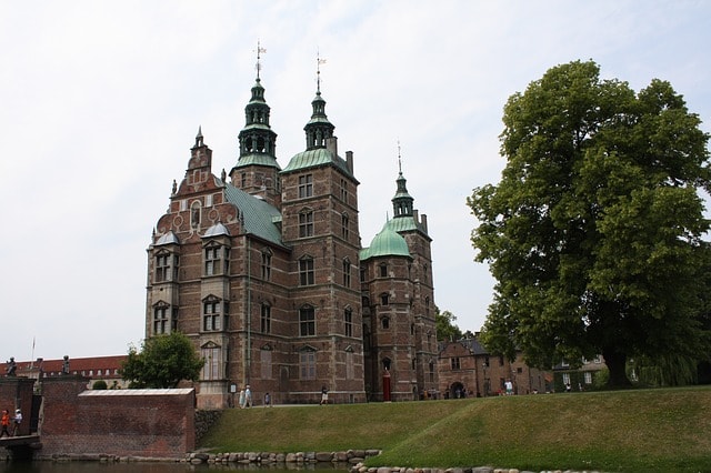 Le Rosenborg dans son jardin arboré à Copenhague.