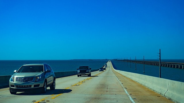 Excursion vers Key West : le pont traverse l'océan qui semble rejoindre le ciel de Miami.
