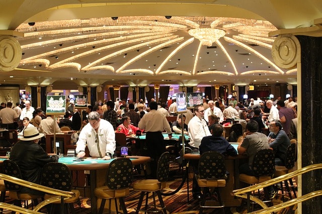 Intérieur d'un casino avec tables de poker à Las Vegas 