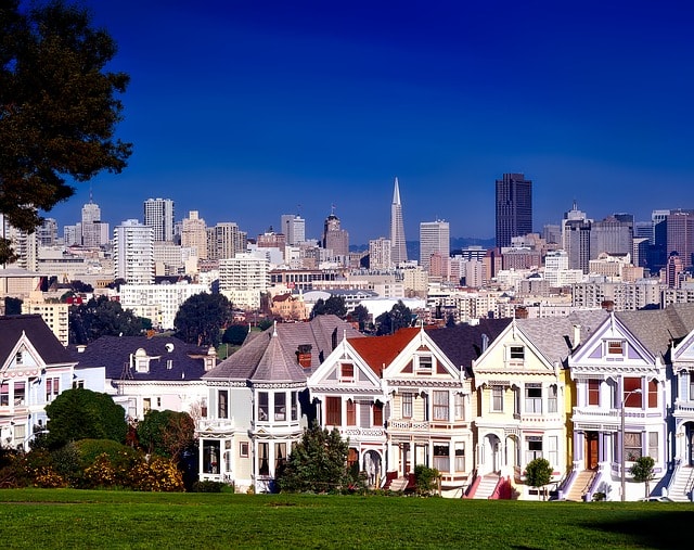 Observez les painted ladies et leur architecture victorienne.