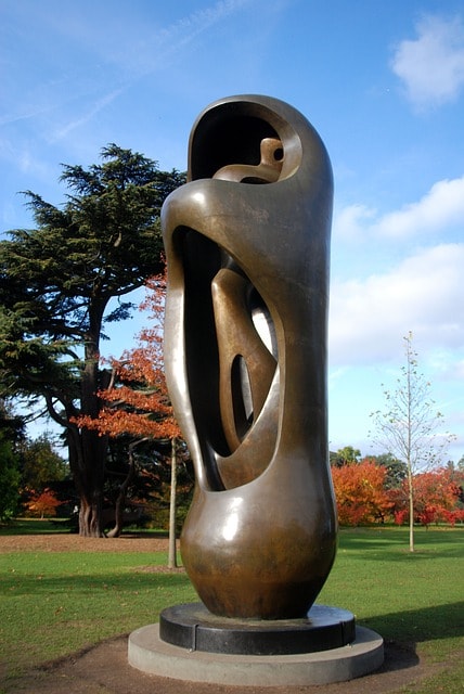 Une statue issue de l'art contemporain dans un beau jardin.