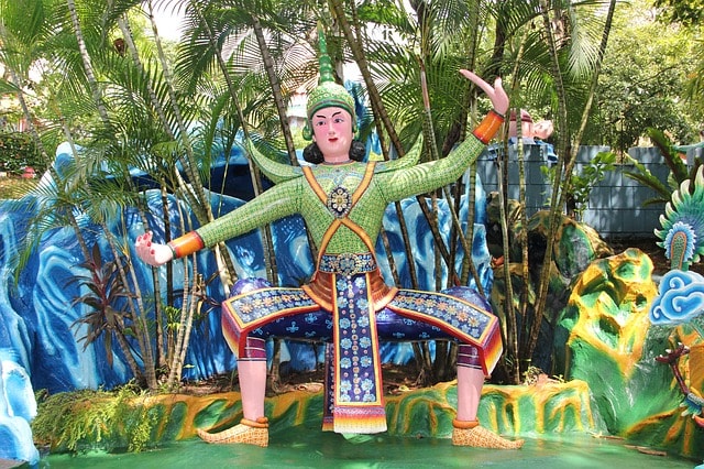 Une des statues étranges très colorées peuplant le Villa Haw Phar Pha à Singapour.