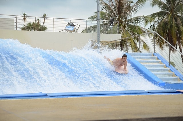 Homme faisant du surf sur les vagues artificielles de Sentosa à Singapour.