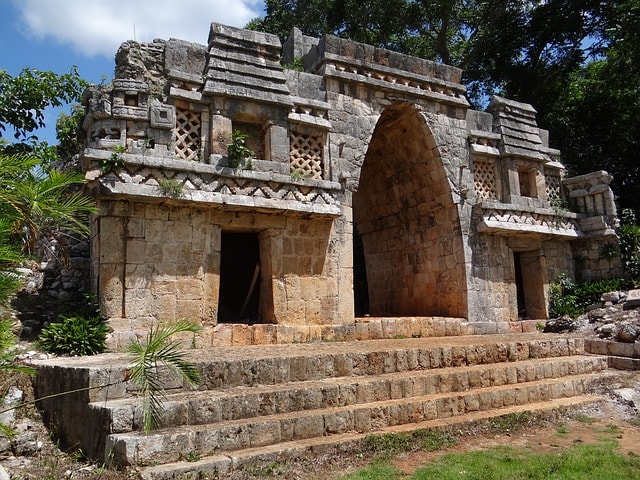 Édifice décoré avec des sculptures sur l'un des sites mayas au Mexique.