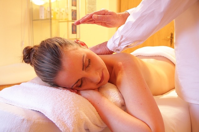 Femme profitant d'une séance de massage.