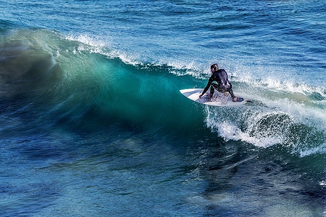 Le surf, une activité courante sur les plages de Los Angeles.