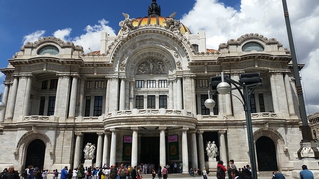 Façade de l'imposant Palais des Beaux Arts à Mexico.