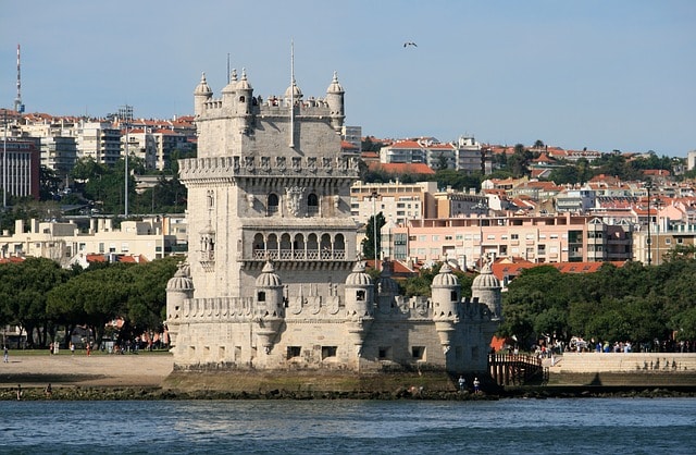 La tour de Bélem, imposante bâtisse face à la ville de Lisbonne.