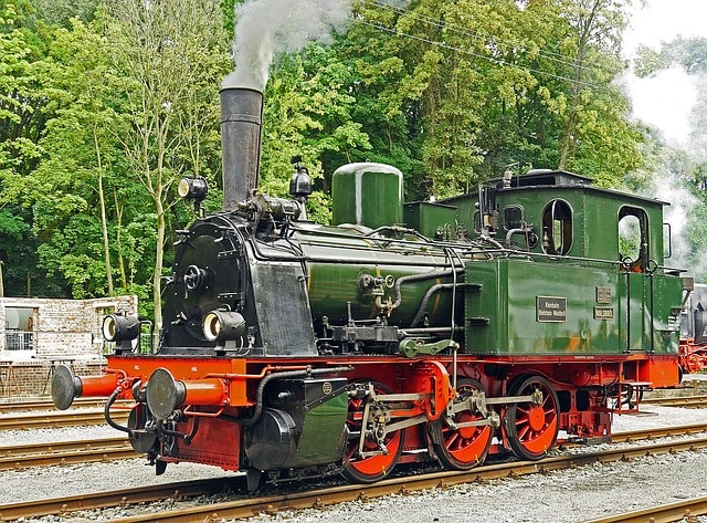 Un vieux train à locomotive qui fonctionne toujours.