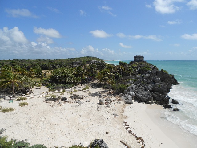 Vue sur la plage de Tulum et le vestige d'une ancienne forteresse maya au Mexique.