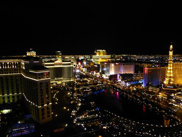 Le strip est très animé la nuit à Las Vegas.