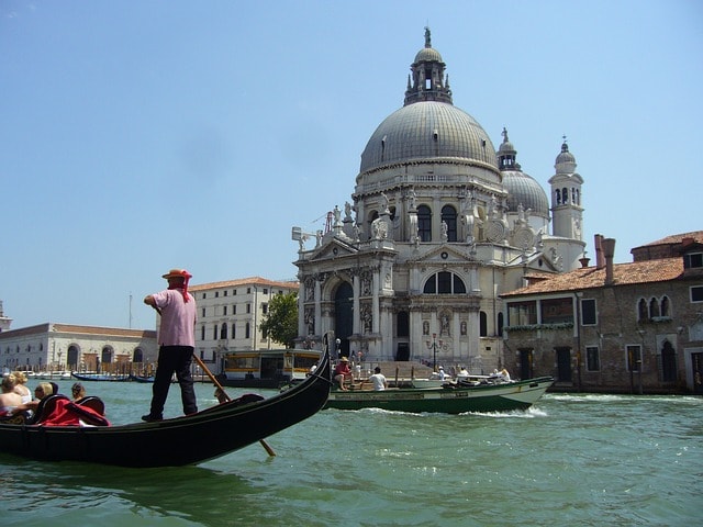 Promenade de gondoles sur le Grand Canal avec une sérénade.