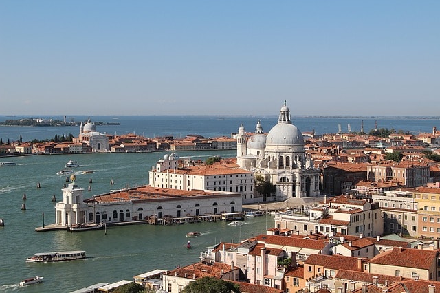 Vue sur la belle ville de Venise, cité des amoureux idéale pour une lune de miel.