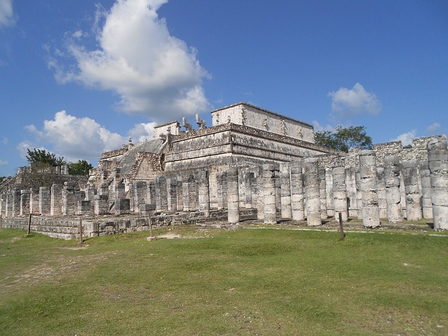 Bâtiment avec colonnes situés sur un site maya dans la vallée de Mexico.