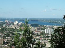 La ville de Montreal avec le fleuve Saint-Laurent.