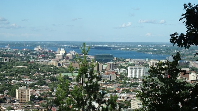 La ville de Montréal au premier plan avec le fleuve Saint-Laurent au second plan.