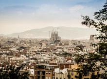Vue sur la ville de Barcelone avec Sagrada Familia au fond.