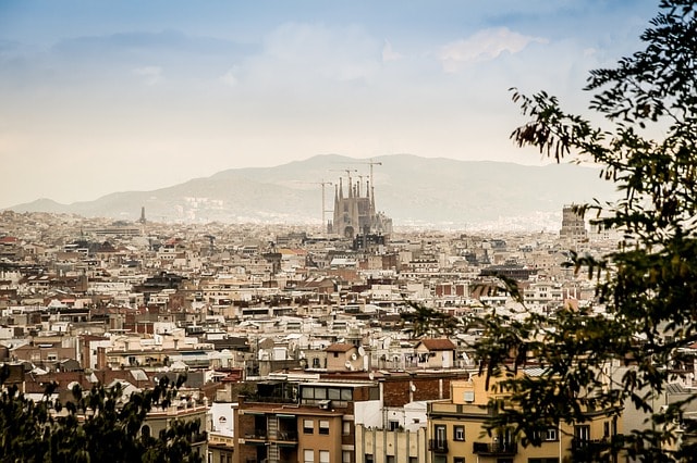 Vue sur la ville de Barcelone avec Sagrada Familia au fond.
