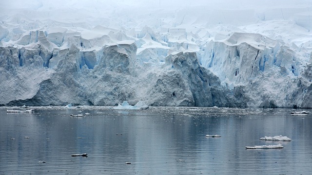 Paysages de glace en blanc et lac en Antarctique.