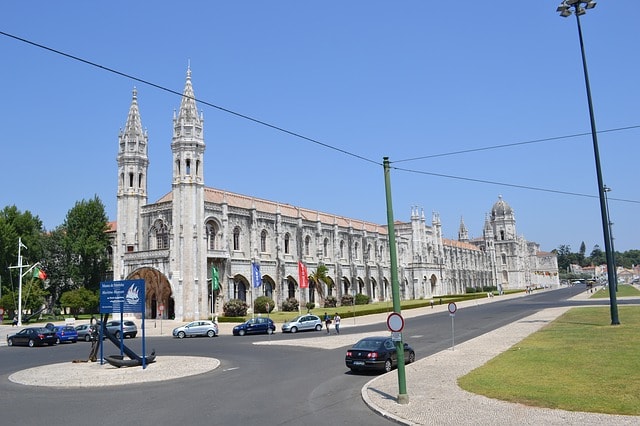 Rue, panneau devant l'imposant bâtiment du Musée de la Marine à Lisbonne.