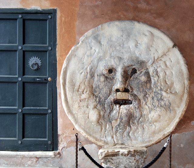 La bouche de la vérité à Rome : une sculpture de visage rond en marbre.