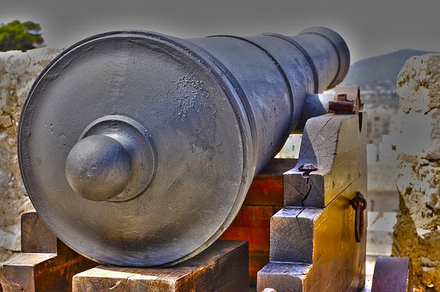 Un canon d'Ibiza dans la cité militaire fortifiée.
