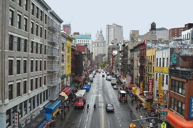 Route traversant Chinatown à New York.