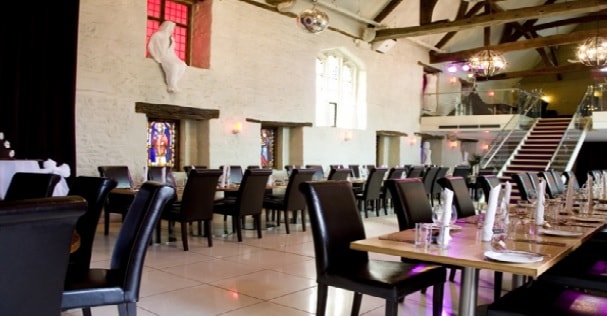 L'intérieur de The Chrurch à Northampton, église en Angleterre transformée en restaurant dans un design raffiné.