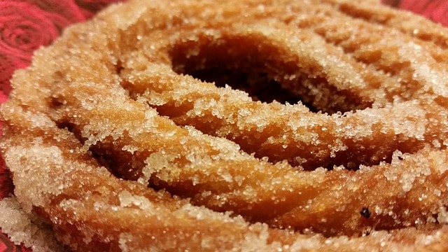 Churros croquant et doré en forme de bracelet à déguster à Prague.