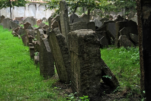 Pierres tombales alignées au Cimetière juif de Prague.