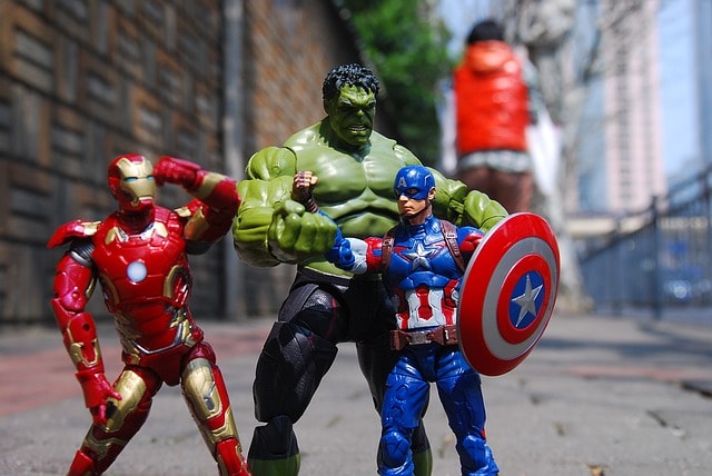 Figurines Marvel : Hulk, Captain America et Iron Man.