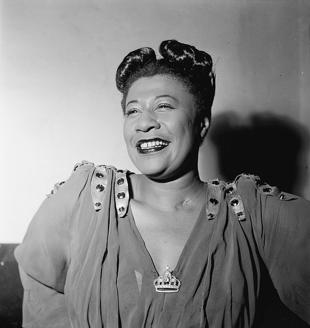 Photo en noir et blanc d''Ella Fitzgerald dont les chansons sont interprétées au Blokk à Marrakech.