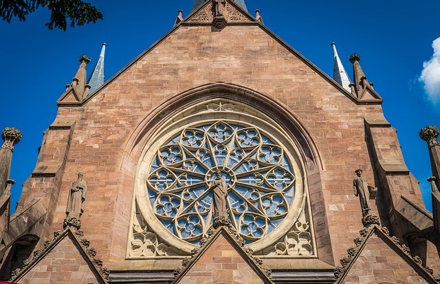 Façade d'une église avec une belle architecture avec vitraux.