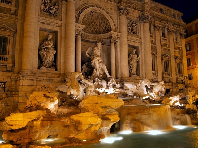La fontaine de Trévi avec ses magnifiques sculptures en soirée à Rome.
