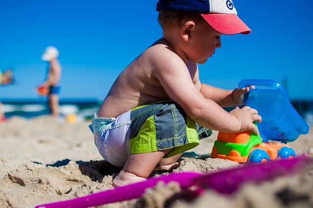 Petit garcon jouant sur la plage de Lalaland Beach à Tel-Aviv.