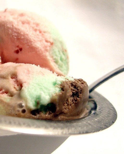 Coupe de glace gelato colorée et délicieuse à déguster à Rome.
