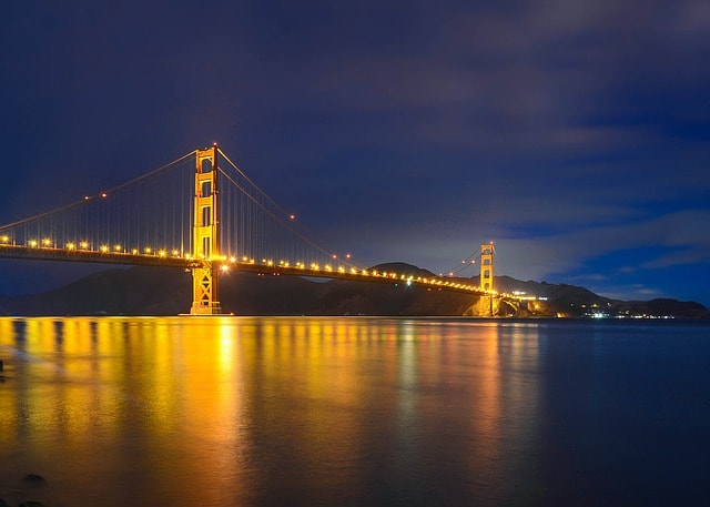 Le Golden Gate Bridge éclairé pendant les périodes de fête de Noël à San Francisco.