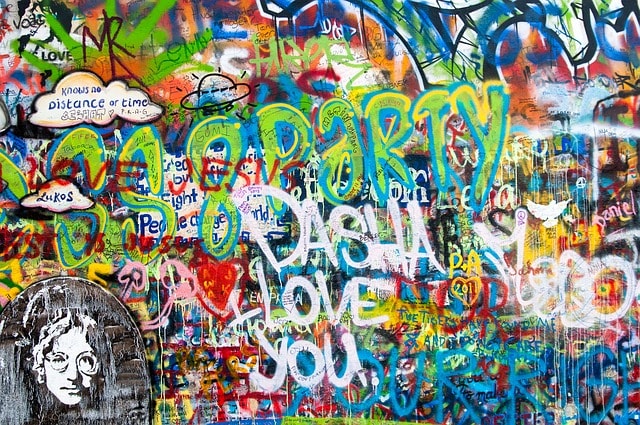 Le John Lennon Wall avec ses milliers de graffitis à Prague ! 