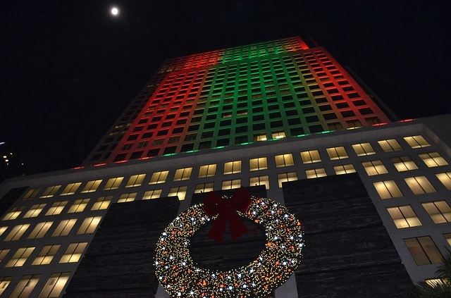 Gratte-ciel se mettant aux couleurs de Noël à Miami.