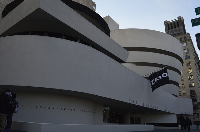 Façade au design arrondi du musée Guggenheim à New York.