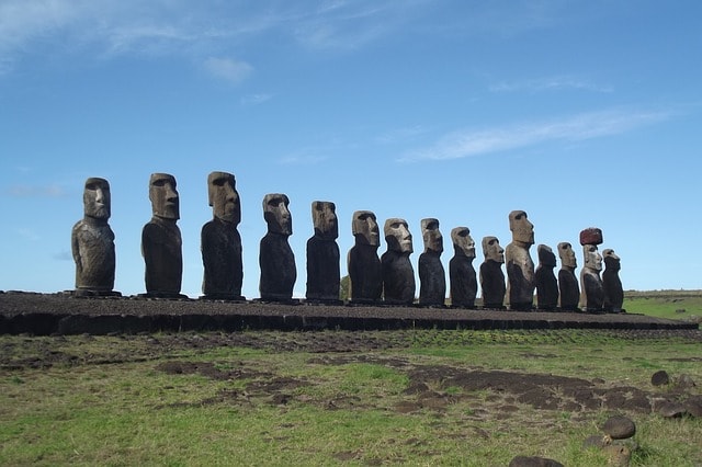 Vue de face d'une quinzaine des fameux Moais sur l'île de Pâques.