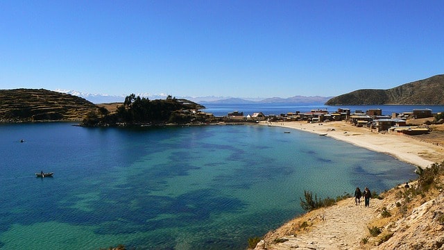 Le lac Titicaca bordé par une belle plage et des petits villages au Pérou.