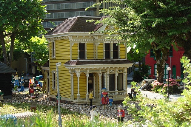 Petite maison jaune à Legoland avec des figurines des personnages Logo à Copenhague.