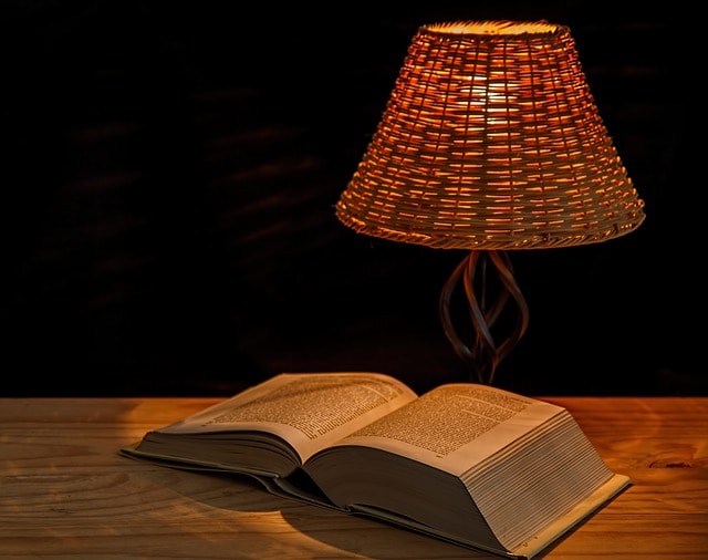 Livre de philosophie de Kierkegaard sur un bureau éclairé par une lampe à Copenhague.